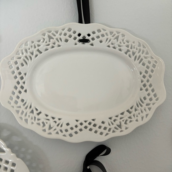 Two's Company WHITE  OVAL WALL PLATE 10.25" x 7.5" Lattice Plate - Picture 1 of 5